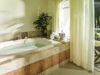 Imagen de la habitación del Hotel El Dorado Seaside Suites & Palms. Foto 7