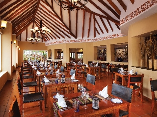 Imagen del bar/restaurante del Hotel El Dorado Seaside Suites & Palms. Foto 4