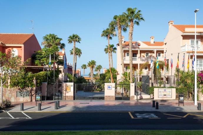 Imagen de los exteriores del Hotel El Duque. Foto 6