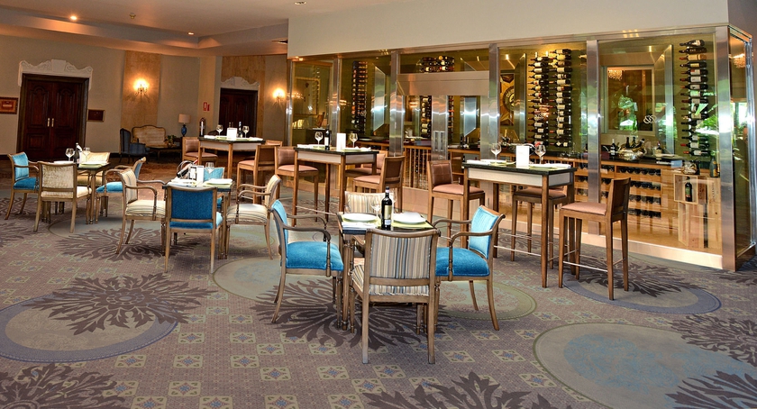 Imagen del bar/restaurante del Hotel El Embajador, A Royal Hideaway. Foto 5