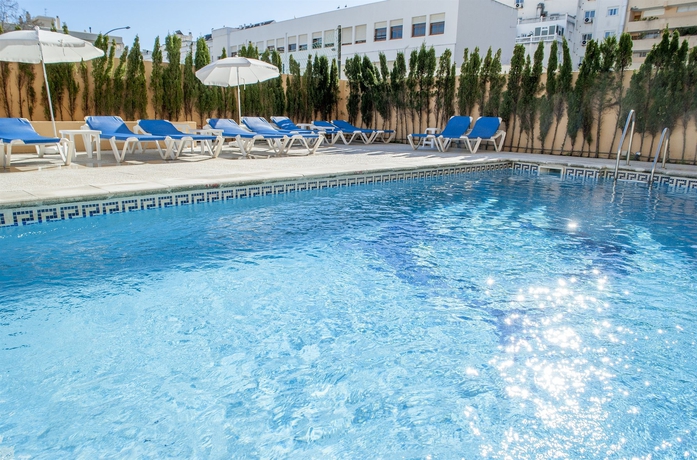 Imagen de la piscina del Hotel El Faro Marbella. Foto 16