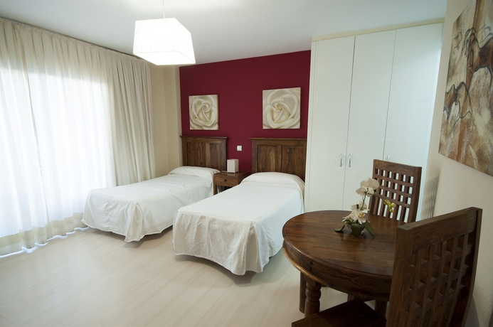 Imagen de la piscina del Hotel El Faro Marbella. Foto 17