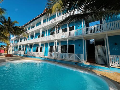 Imagen de la piscina del Hotel El Faro by &Oacute;OL Hotels. Foto 18