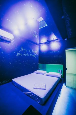 Imagen de la habitación del Hotel El Fuego Su&iacute;tes Motel. Foto 14