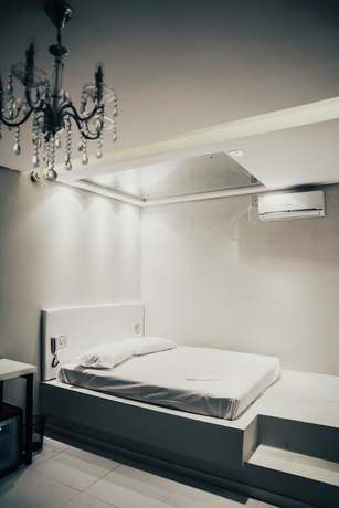 Imagen de la habitación del Hotel El Fuego Su&iacute;tes Motel. Foto 16