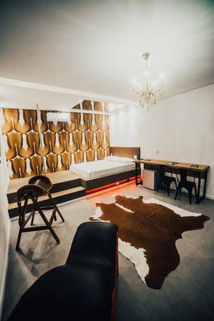 Imagen de la habitación del Hotel El Fuego Su&iacute;tes Motel. Foto 17