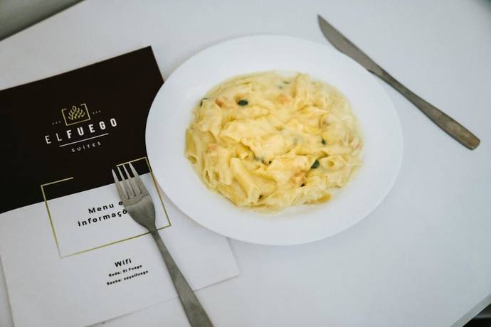 Imagen del bar/restaurante del Hotel El Fuego Su&iacute;tes Motel. Foto 4