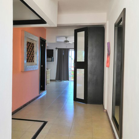 Imagen de la habitación del Hotel El Fuerte Beach Resort. Foto 15