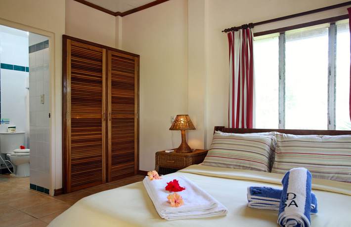 Imagen de la habitación del Hotel El Galleon Beach Resort Asia Divers. Foto 7