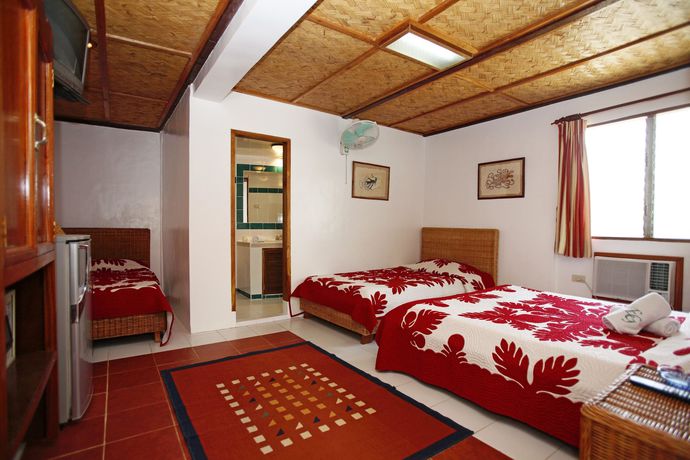 Imagen de la habitación del Hotel El Galleon Beach Resort Asia Divers. Foto 10