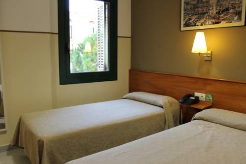 Imagen de la habitación del Hotel El Jardi. Foto 3