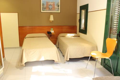 Imagen de la habitación del Hotel El Jardi. Foto 4