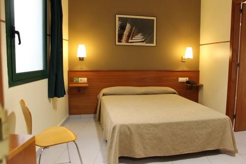 Imagen de la habitación del Hotel El Jardi. Foto 8