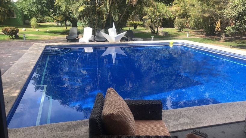 Imagen de la piscina del Hotel El Jard&iacute;n De En Medio. Foto 12