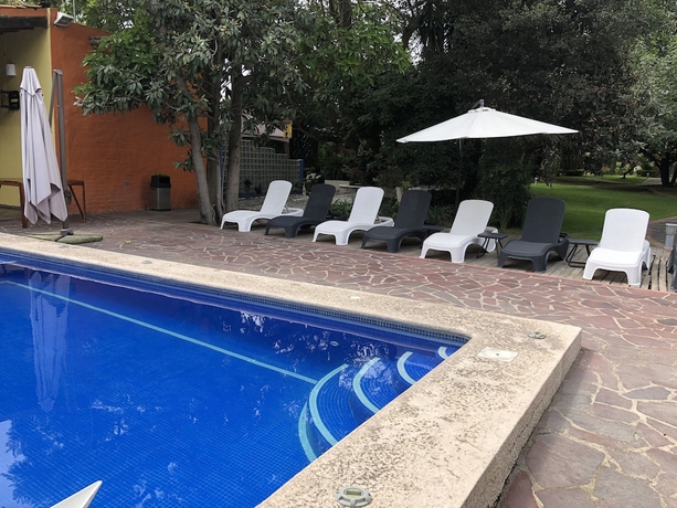 Imagen de la piscina del Hotel El Jard&iacute;n De En Medio. Foto 13