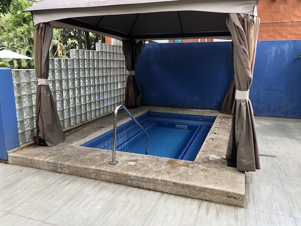 Imagen de la piscina del Hotel El Jard&iacute;n De En Medio. Foto 14