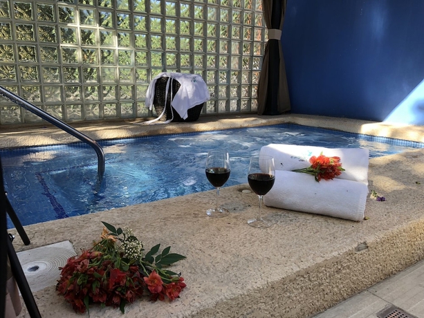 Imagen de la piscina del Hotel El Jard&iacute;n De En Medio. Foto 15
