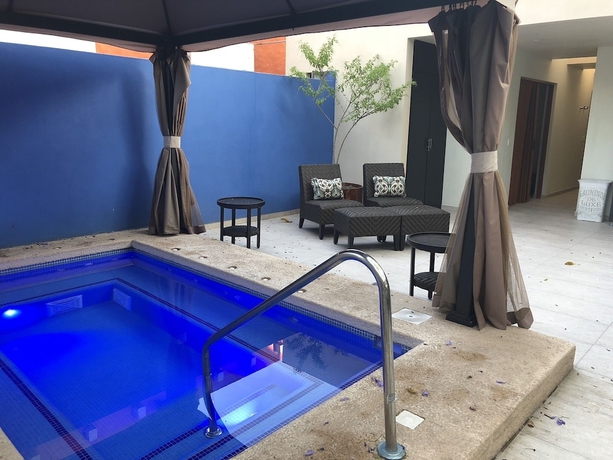Imagen de la piscina del Hotel El Jard&iacute;n De En Medio. Foto 16
