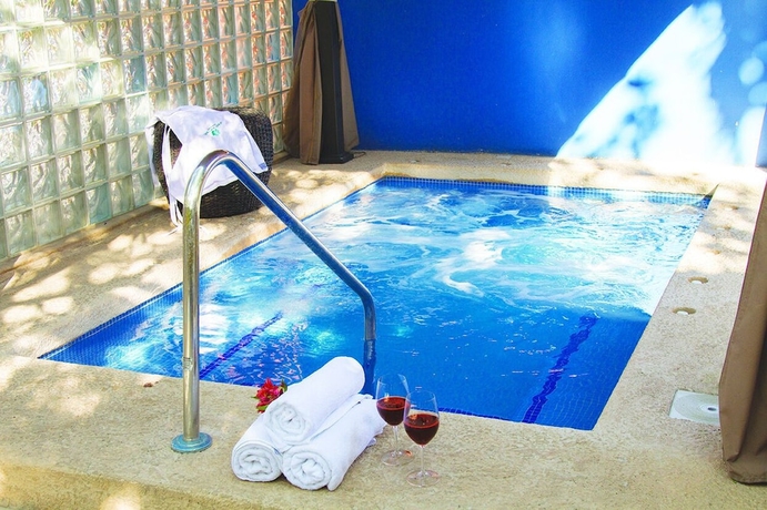 Imagen de la piscina del Hotel El Jard&iacute;n De En Medio. Foto 17
