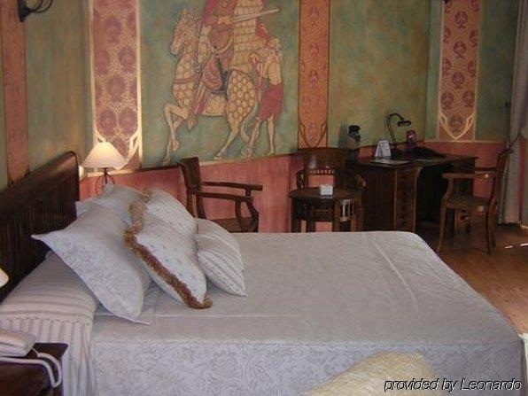 Imagen de la habitación del Hotel El Jardín De La Abadía. Foto 7