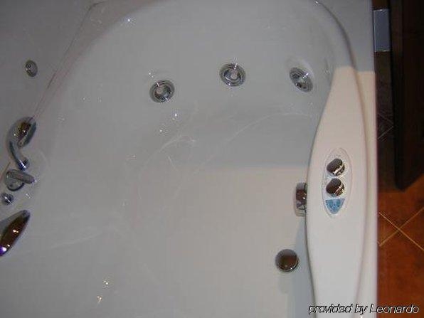 Imagen de la habitación del Hotel El Jardín De La Abadía. Foto 9