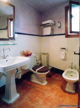 Imagen de la habitación del Hotel El Jardín De La Abadía. Foto 11