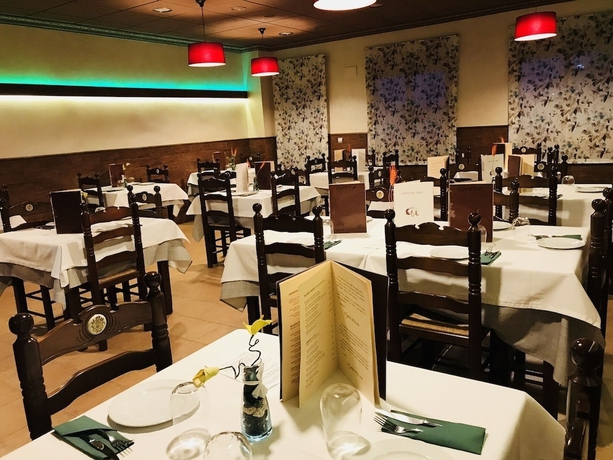 Imagen del bar/restaurante del Hotel El Jardin de Las Eras, Algue&ntilde;a. Foto 4
