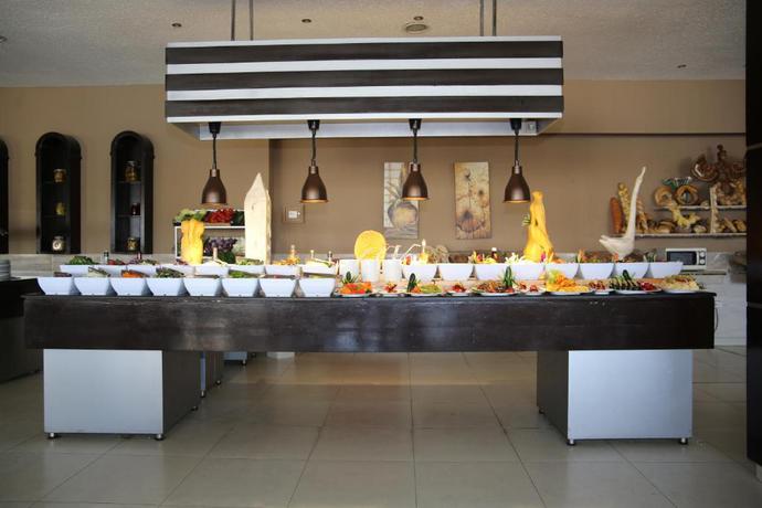 Imagen del bar/restaurante del Hotel El Karma Aqua Beach Resort. Foto 9