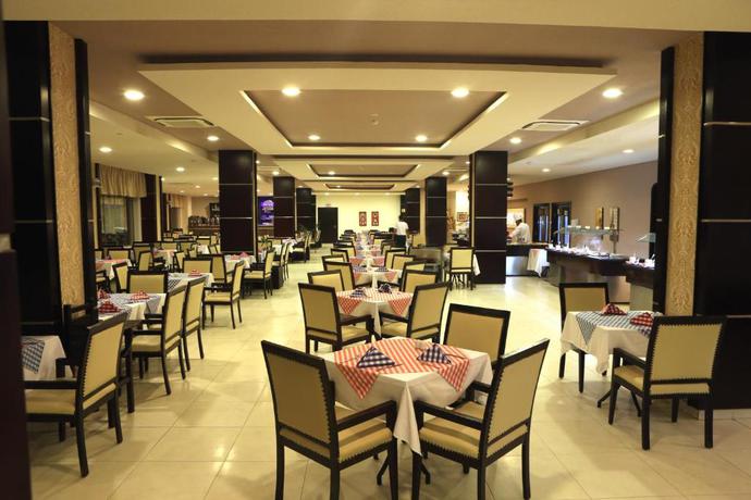 Imagen del bar/restaurante del Hotel El Karma Aqua Beach Resort. Foto 10