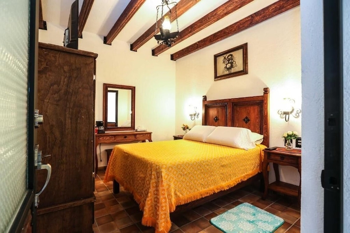 Imagen de la habitación del Hotel El Mes&oacute;n del Quijote. Foto 6