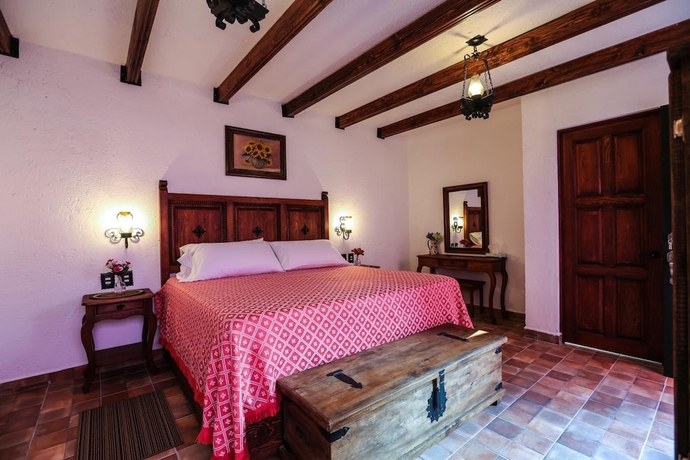 Imagen de la habitación del Hotel El Mes&oacute;n del Quijote. Foto 11