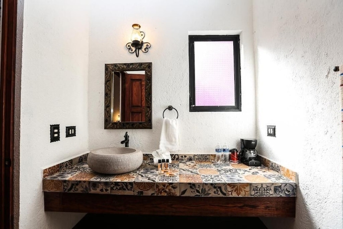 Imagen de la habitación del Hotel El Mes&oacute;n del Quijote. Foto 16