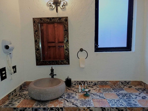 Imagen de la habitación del Hotel El Mes&oacute;n del Quijote. Foto 18