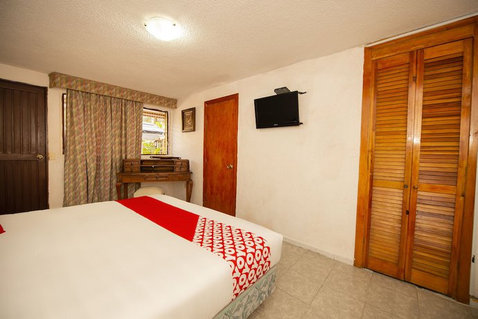 Imagen de la habitación del Hotel El Meson De La Luna. Foto 4