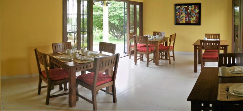 Imagen del bar/restaurante del Hotel El Mirador Suites and Lounge. Foto 2