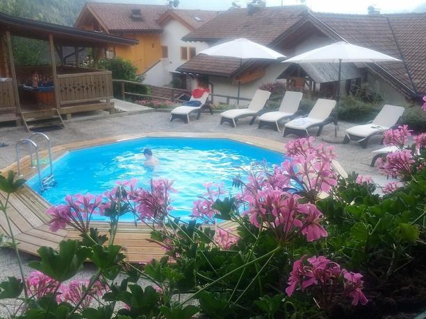 Imagen de la piscina del Hotel El Mondin. Foto 20