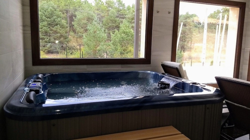 Imagen de la piscina del Hotel El Nido De Pinares. Foto 18