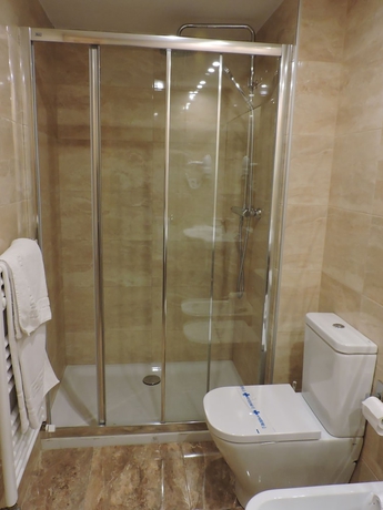 Imagen de la habitación del Hotel El Nogal. Foto 18