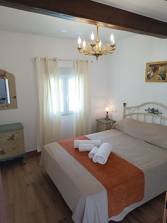 Imagen de la habitación del Hotel El Palacete de Cuevas. Foto 2