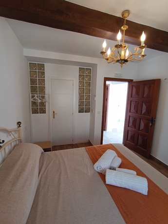 Imagen de la habitación del Hotel El Palacete de Cuevas. Foto 3