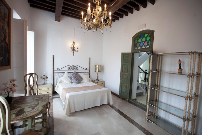Imagen de la habitación del Hotel El Palacete de Cuevas. Foto 13