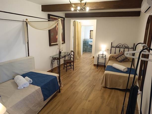 Imagen de la habitación del Hotel El Palacete de Cuevas. Foto 15
