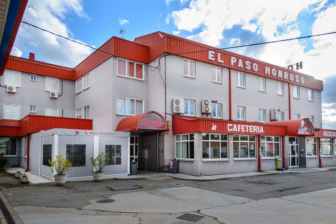 Imagen de los exteriores del Hotel El Paso Honroso. Foto 6