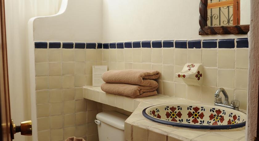 Imagen de la habitación del Hotel El Patio & Suites. Foto 2