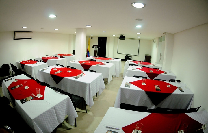 Imagen de los interiores del Hotel El Port&oacute;n De San Joaqu&iacute;n. Foto 7