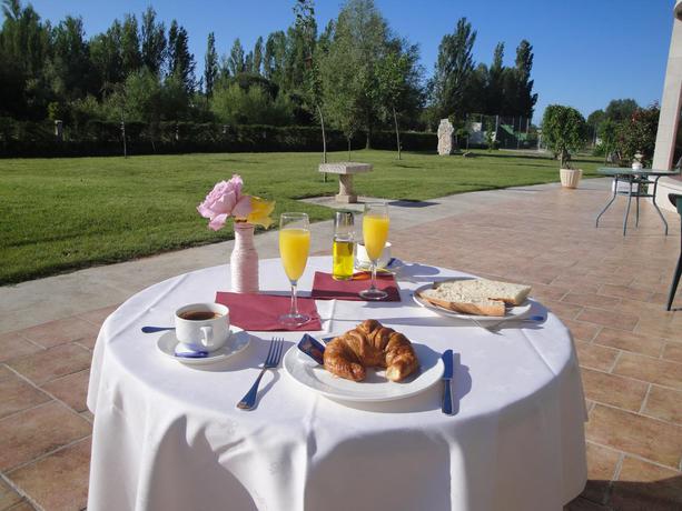 Imagen de los exteriores del Hotel El Prado De Las Merinas. Foto 7