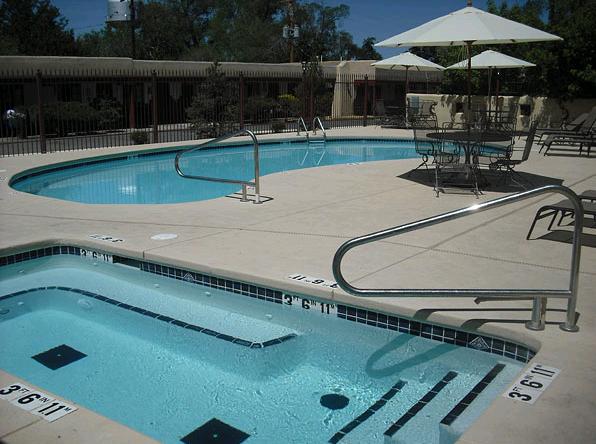 Imagen de la piscina del Hotel El Pueblo Lodge. Foto 5