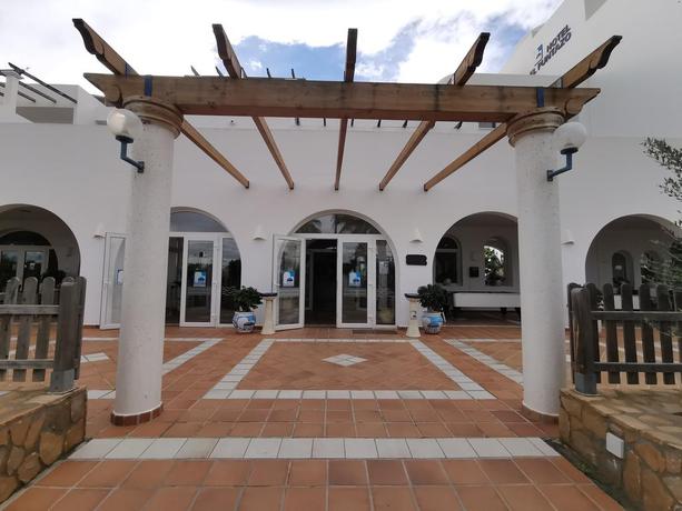 Imagen de los exteriores del Hotel El Puntazo II. Foto 5