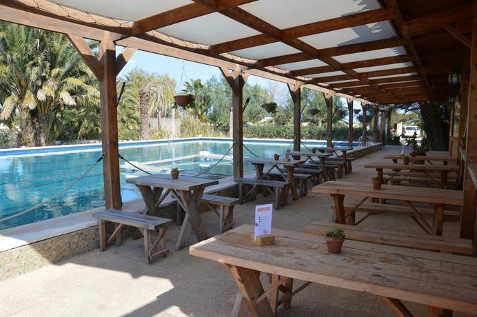 Imagen de la piscina del Hotel El Rancho, Los Montesinos. Foto 11