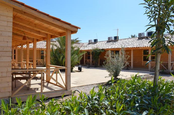 Imagen de los exteriores del Hotel El Rancho, Los Montesinos. Foto 8